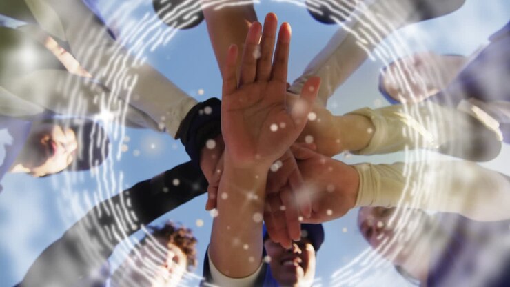 Animação de círculos e pontos de luz sobre as mãos de uma equipe esportiva diversa