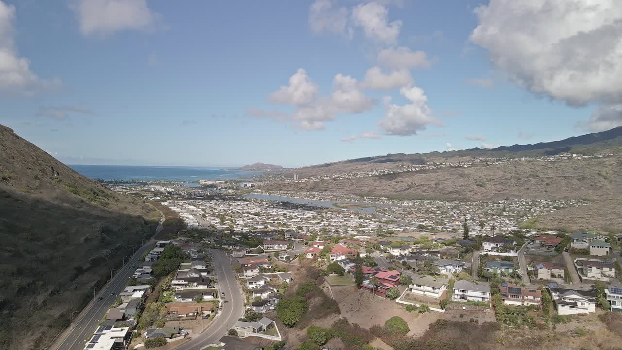vista aérea de hawaii kai homes con vista al océano pacífico dolly right