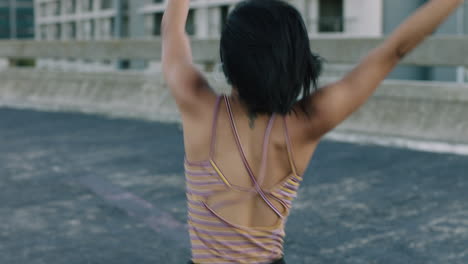 mujer bailarina hermosa joven bailarina hispana realizando baile callejero de estilo urbano en la ciudad practicando movimientos de estilo libre