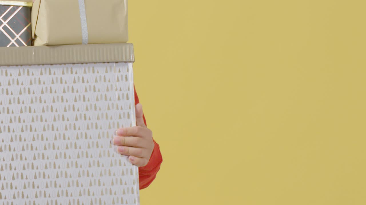 크리스마스 선물을 들고 소년의 중간 샷