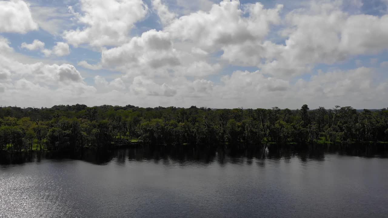 antena de un hermoso lago con algún reflejo de las nubes