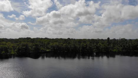 Antena-De-Un-Hermoso-Lago-Con-Algún-Reflejo-De-Las-Nubes