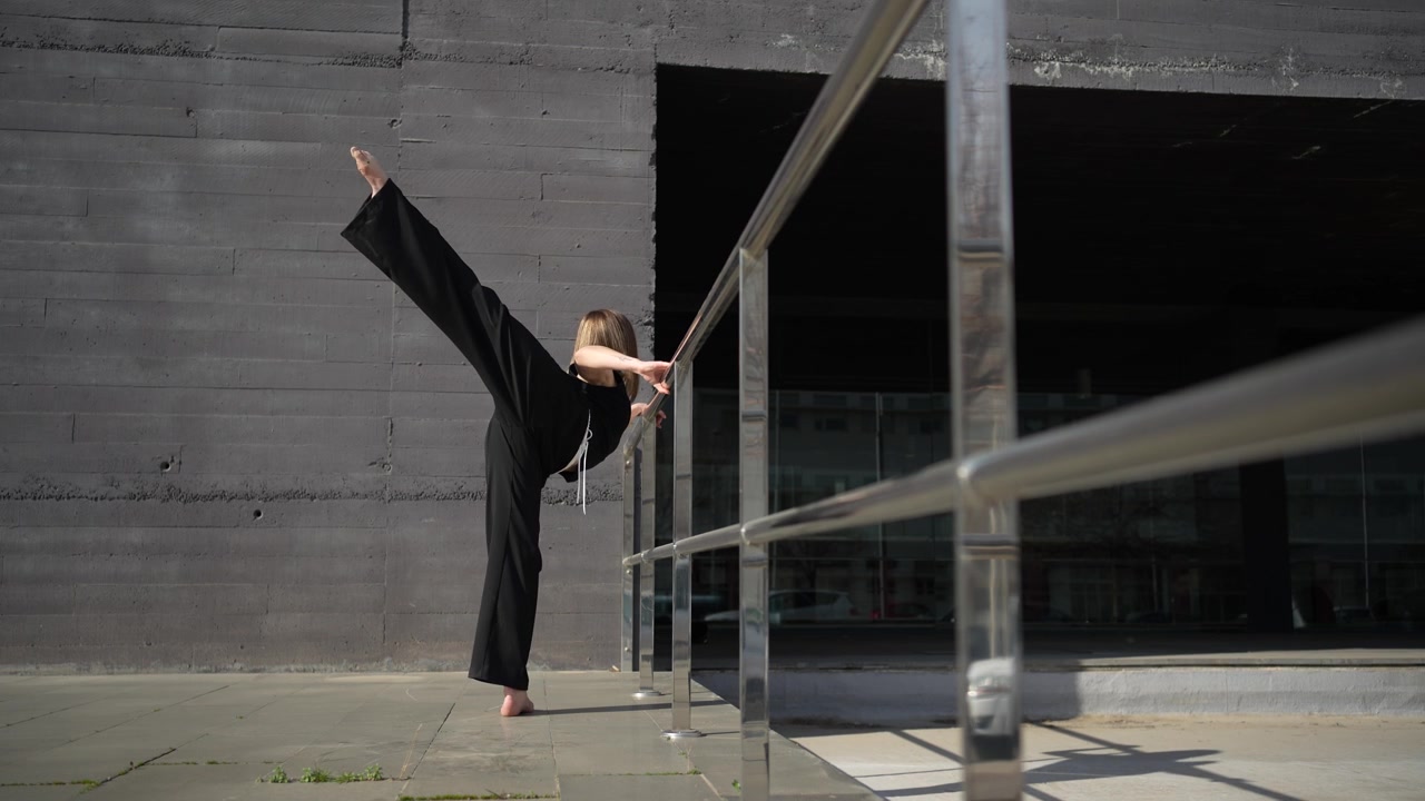 Pose di danza mozzafiato ed eleganti sullo sfondo di elementi di architettura moderna.