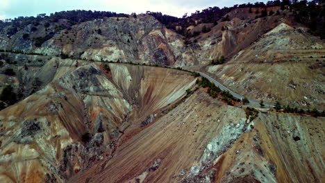 Una-Vista-Magníficamente-Fotografiada-Muestra-La-Majestuosidad-De-Las-Cadenas-Montañosas-De-Las-Minas-De-Asbesto-De-Amiandos