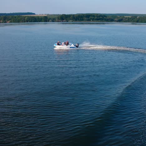 toma aerea del barco en el rio