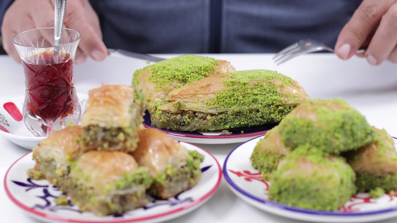 Baklava ve Türk çayı.