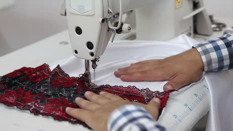 la aguja de la máquina de coser se mueve rápidamente