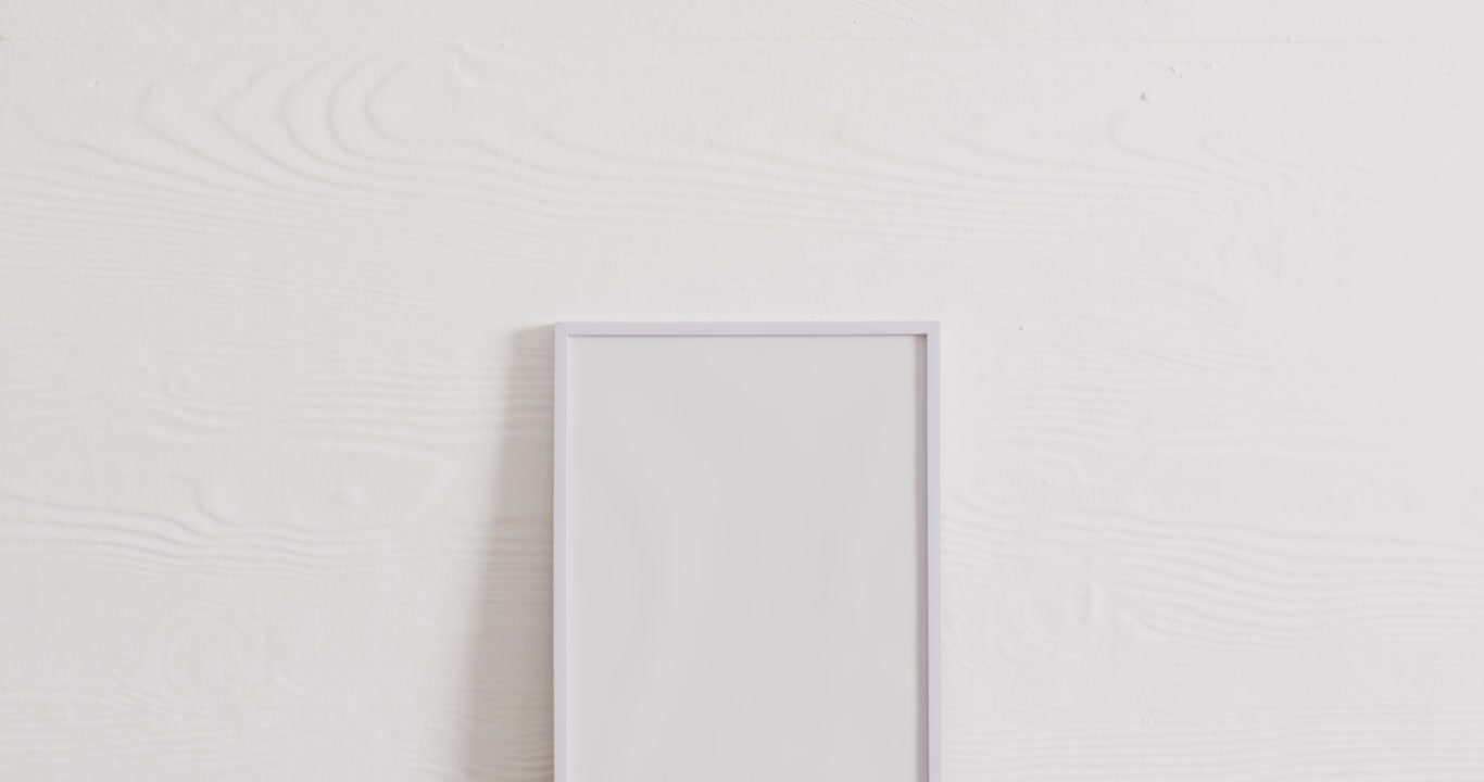 Cornice bianca con spazio per il testo su sfondo bianco e parete bianca.