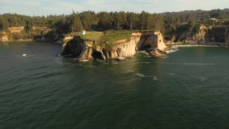 Hermosa-Costa-Y-Acantilados-En-La-Costa-Sur-De-Oregon-Cerca-De-La-Bahía-De-Coos