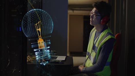 Animation-Der-Glühbirne-Und-Datenverarbeitung-Mit-Verbindungen-über-Einen-Asiatischen-Männlichen-IT-Techniker