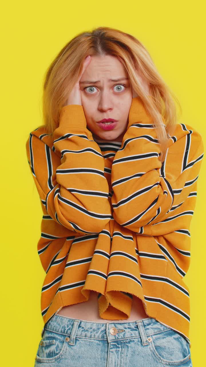 asustada temerosa deprimida mujer que sufre fobia trastorno de ansiedad expresa miedo estrés pánico