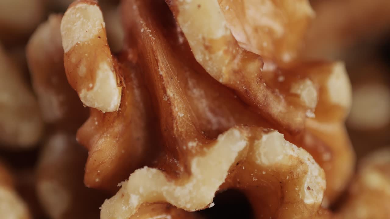 Noci senza guscio in primo piano macro. Noci sgusciate. Snack salutari. Prodotto ricco di minerali e vitamine.