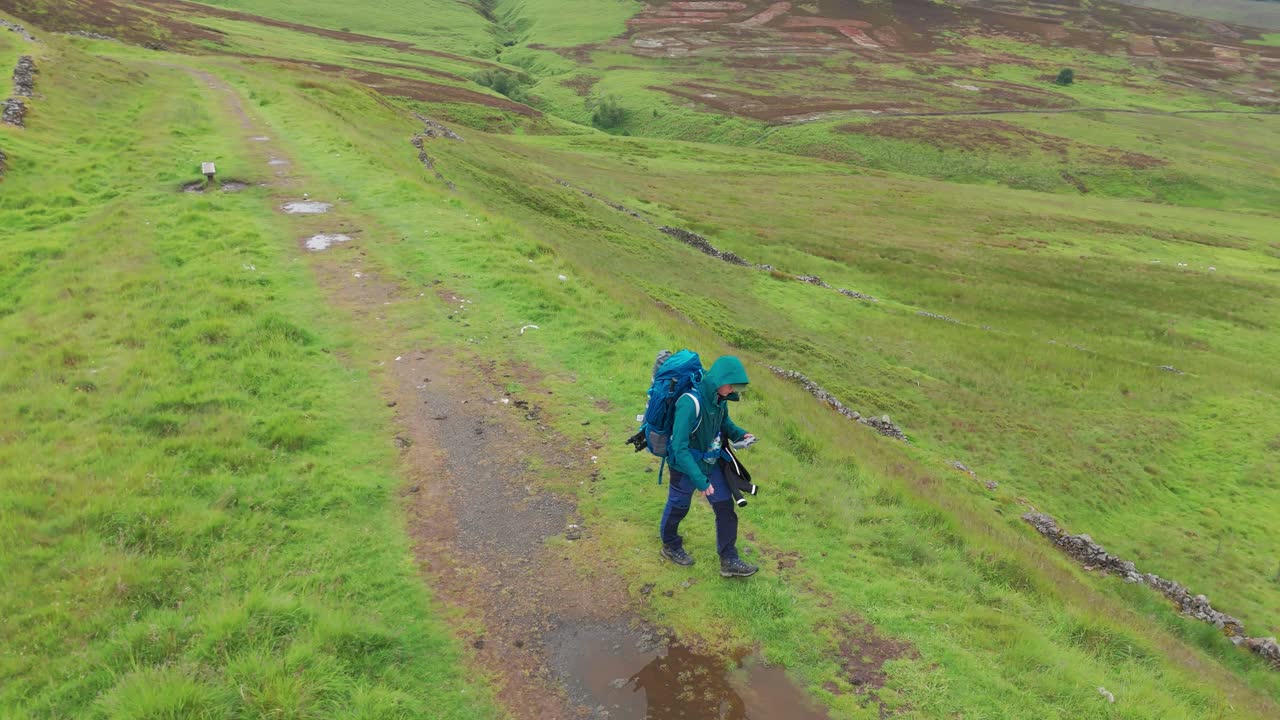 영국 의 몬순 기간 에 피크 디스트릭트 국립 공원 을 탐험 하는 관광객 의 앞면