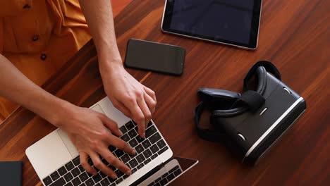 mujer caucásica usando una computadora portátil en casa