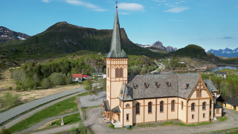 iglesia de vågan: vistas aéreas en las islas lofoten, noruega