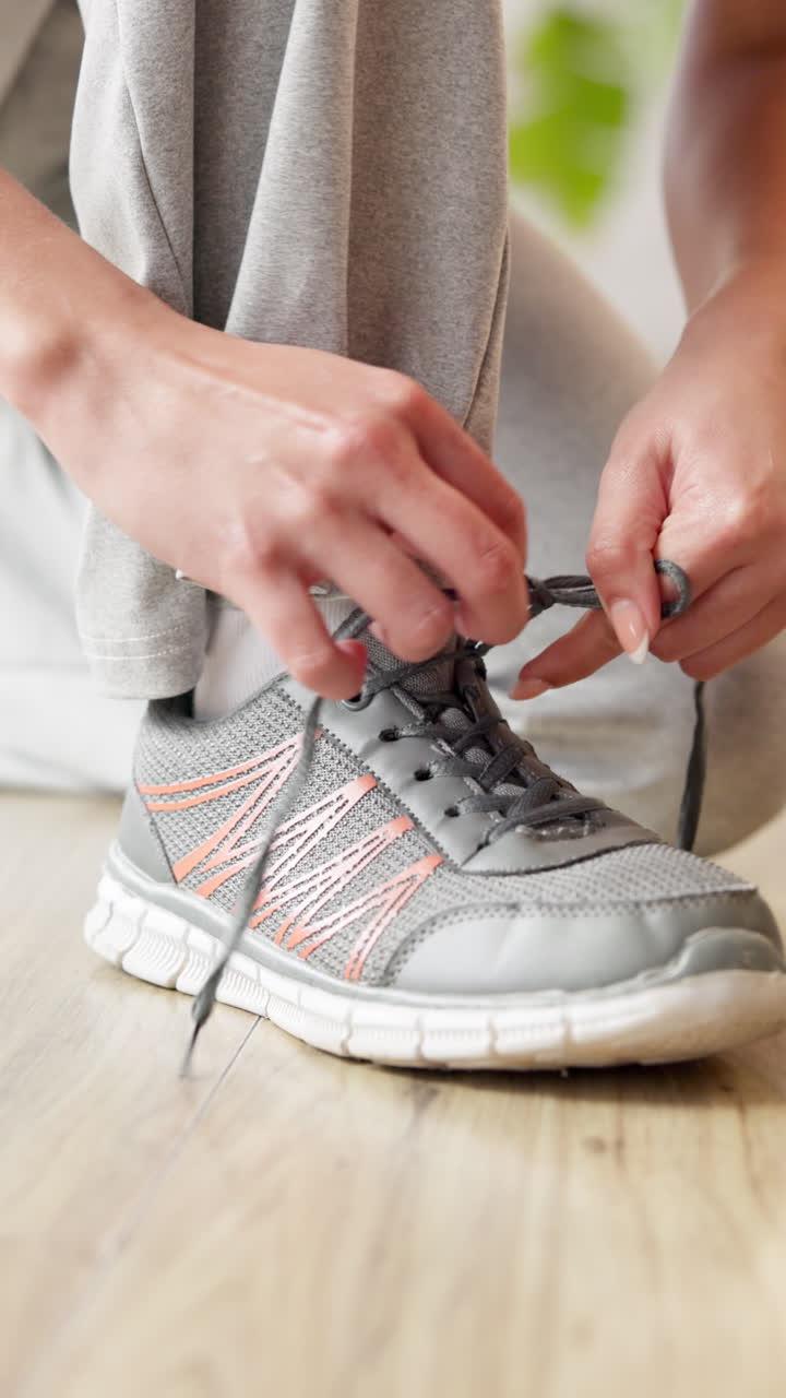 Allacciare i lacci delle scarpe