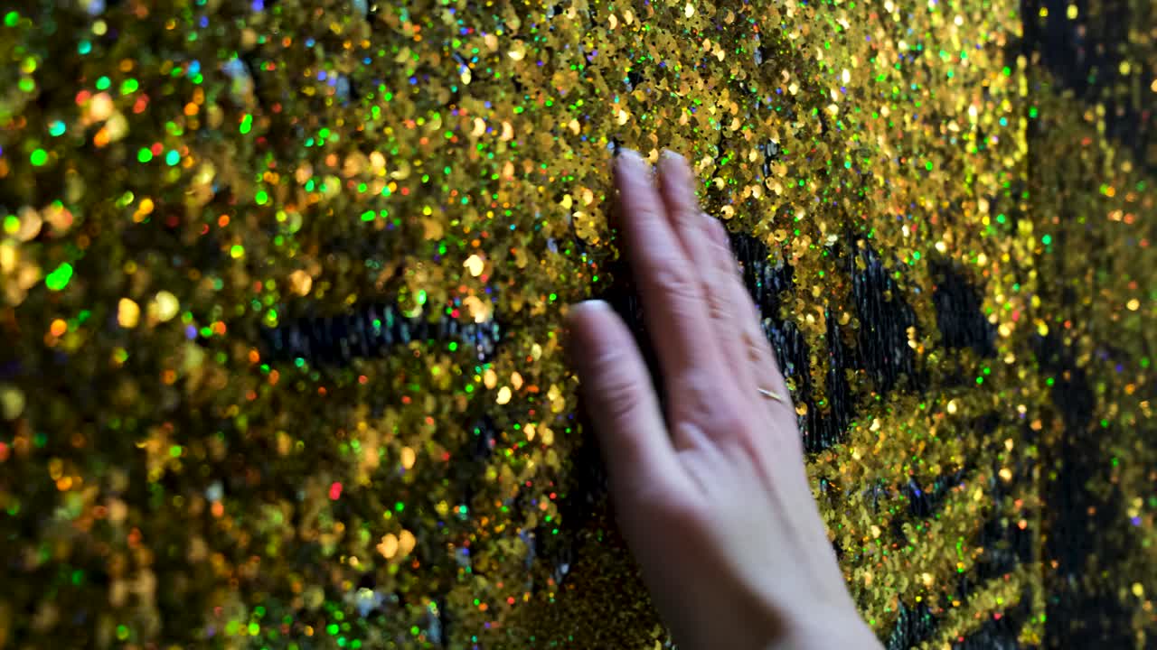 금빛 으로 반이는 세킨 직물 의 근접적 인 모습