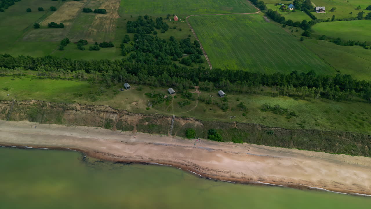 cabañas solas los acantilados en la playa costera de jurkalne en letonia - vista aérea