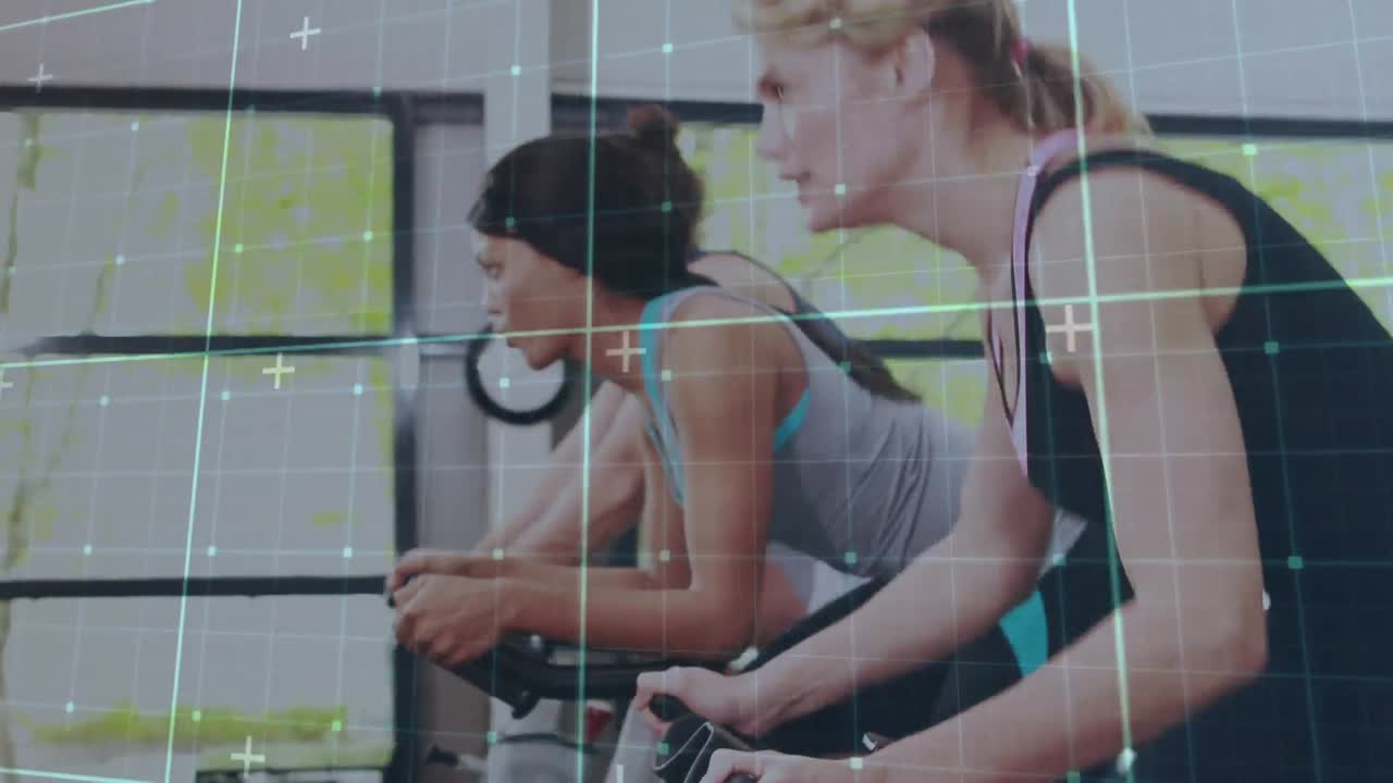 animación de la interfaz digital con cuadrados sobre personas que hacen ejercicio en el gimnasio
