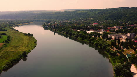 Toma-De-Drones-Del-Río-Dniéster-Y-El-Horizonte