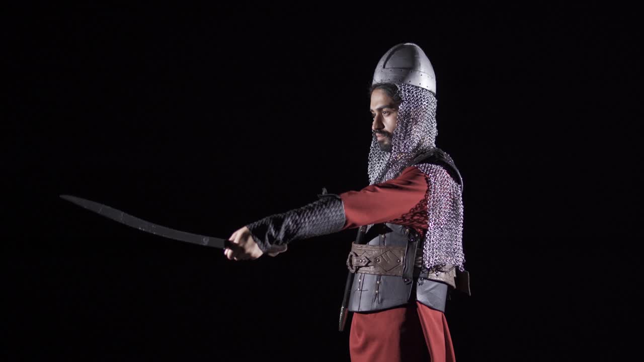 un soldado bizantino con fondo negro.