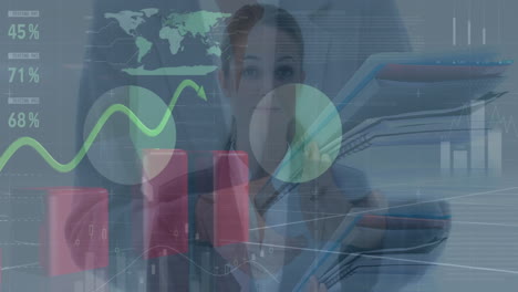animación de datos financieros sobre mujer de negocios caucásica con documentos