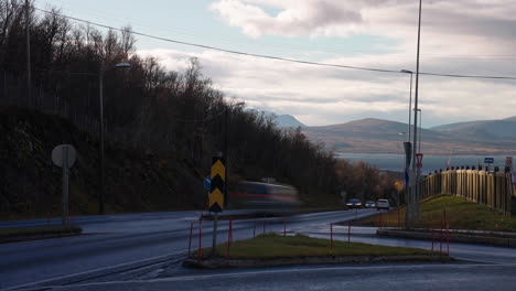 Lapso-De-Tiempo-Del-Tráfico-En-La-Carretera-En-La-Ciudad-De-Tromso,-Noruega