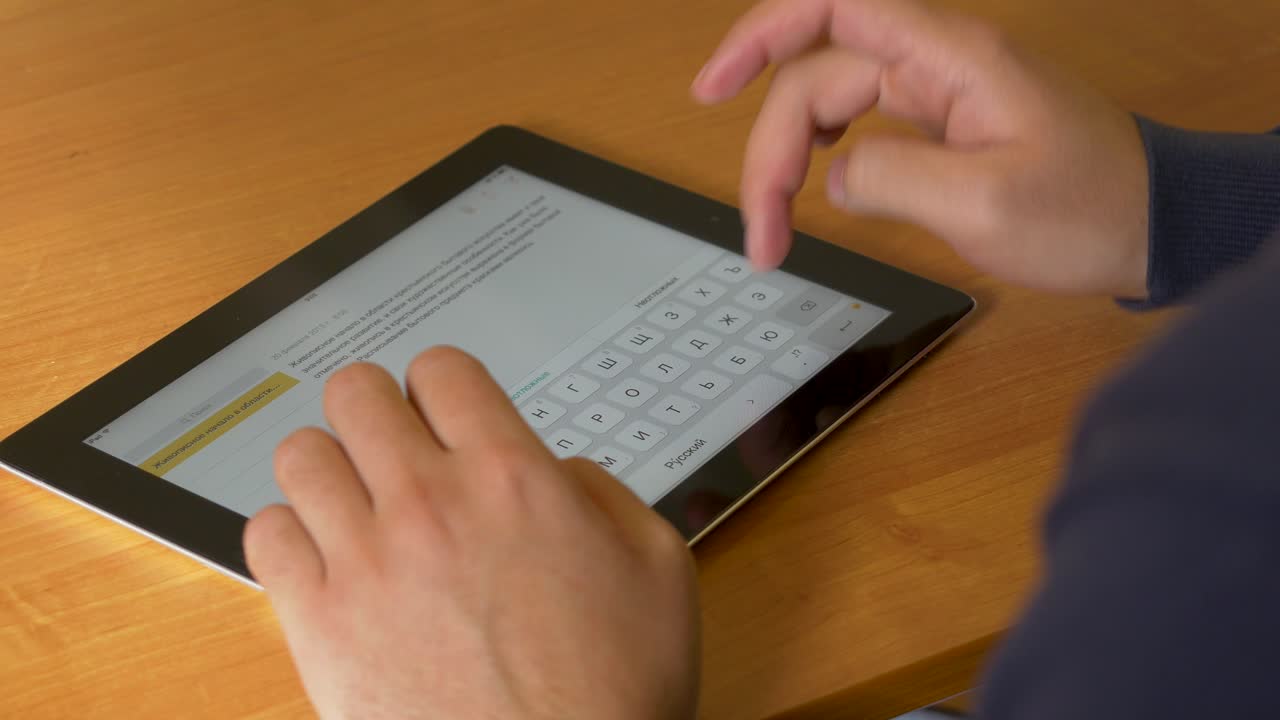 persona que utiliza una tableta