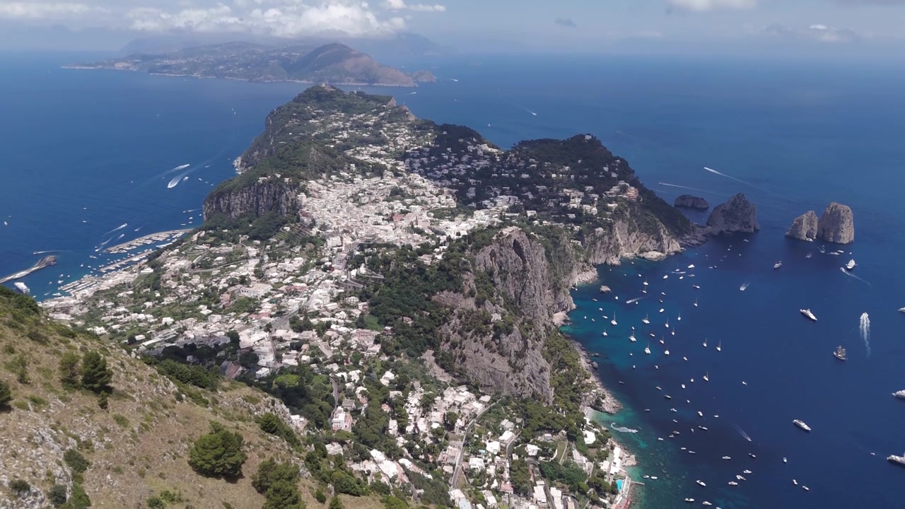 Ripresa aerea inclinata dell'isola di Capri, che mostra la sua splendida costa