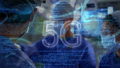 animación del procesamiento de datos y 5g sobre cirujanos caucásicos femeninos y masculinos durante la operación