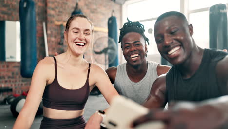 friends taking a selfie in the gym