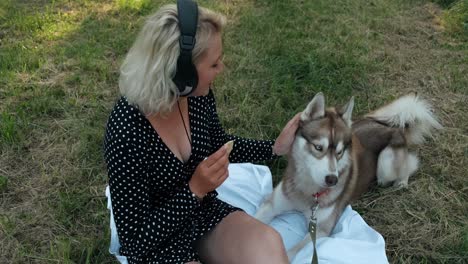 la niña en el parque alimenta al perro