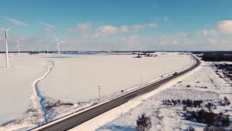 Turbinas-Eólicas-En-Campo-Cubierto-De-Nieve-En-Brampton,-Ontario,-Canadá