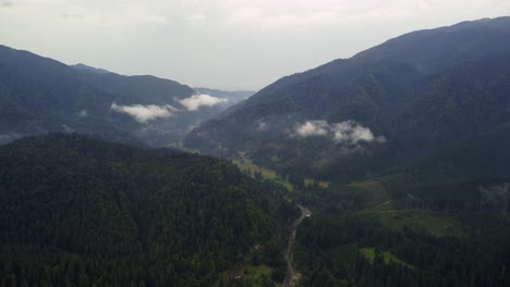 Tiro-De-órbita-De-Gran-Altitud-Cerca-De-Las-Nubes-Blancas