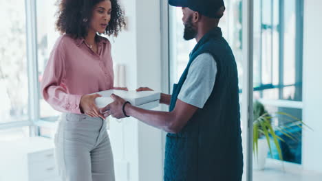 Mujer-Negra,-Comercio-Electrónico-Y-Caja-Para-Entrega-A