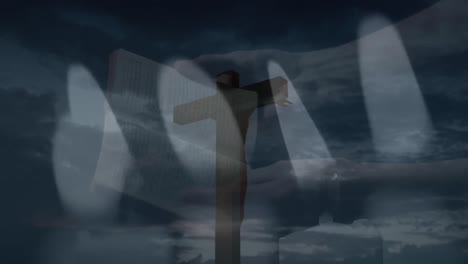 quemando velas sobre la cruz cristiana contra las manos leyendo la biblia