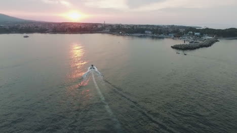 Eine-Yacht,-Die-Bei-Sonnenuntergang-Zum-Ufer-Fährt