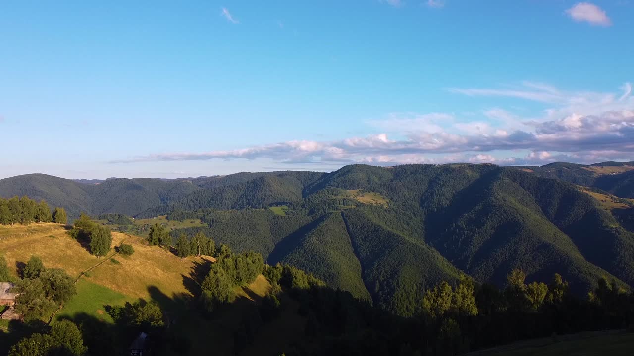 마리셀 마을의 아푸세니 산맥에 위치한 계곡의 전망