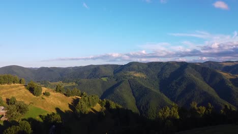 vista sobre un valle situado en las montañas apuseni, en el pueblo de marisel