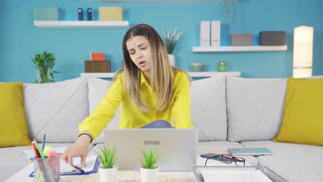 Mujer-De-Negocios-Joven-Frustrada.