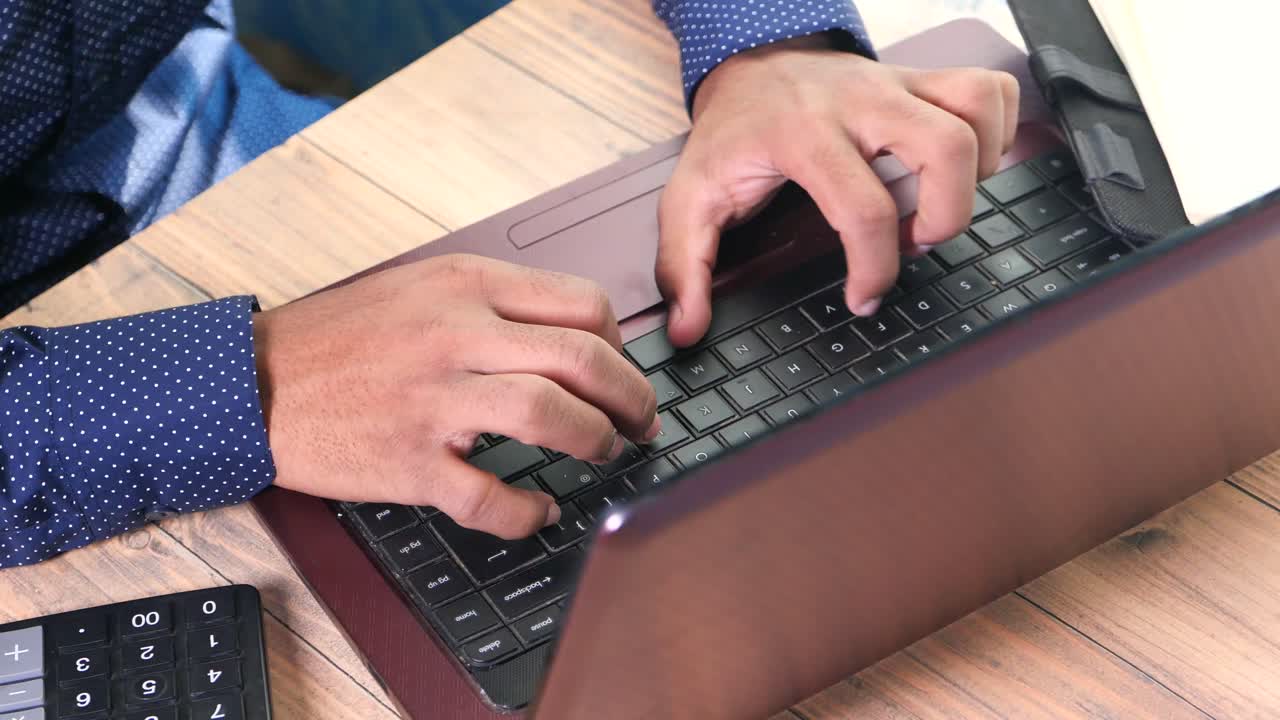persona escribiendo en una computadora portátil en un escritorio