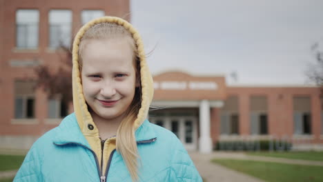 Portrait-of-a-girl-on-the-background-of-a-middle-school-building-in-the-United-States