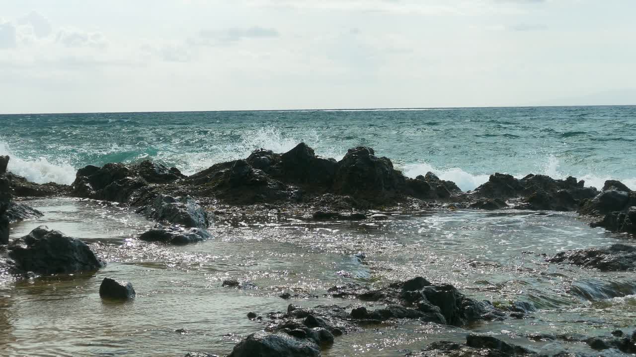olas rompiendo en la costa rocosa