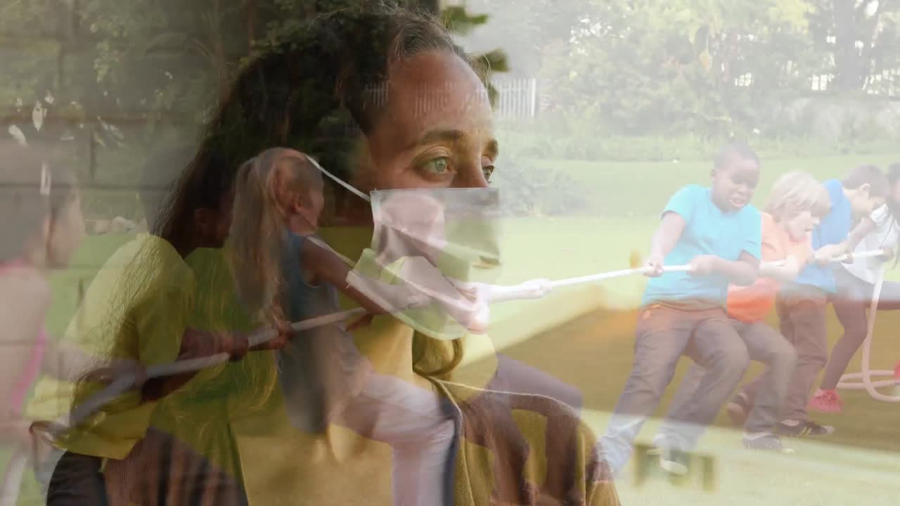 animación de una mujer con una máscara facial sobre niños tirando de una cuerda