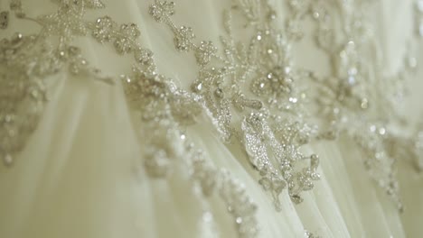 Atemberaubendes-Hochzeitskleid-In-Nahaufnahme-–-Besticktes,-Luxuriöses-Weißes-Kleid