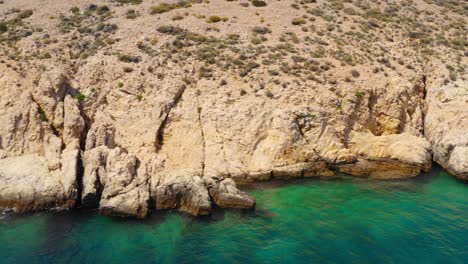 Acantilados-Del-Mar-Adriático-En-La-Playa-De-Golden-Bay-En-La-Isla-De-Krk-En-Croacia,-Antena