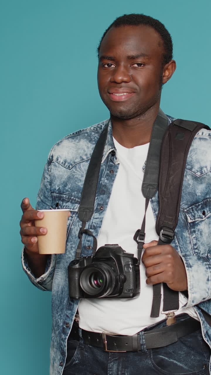 Fotografo afroamericano con macchina fotografica e caffè
