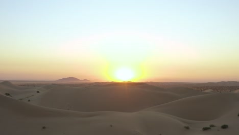 Amanecer-De-Dunas-De-Arena-Panorámica-En-Grandes-Rayos-De-Sol-Abiertos