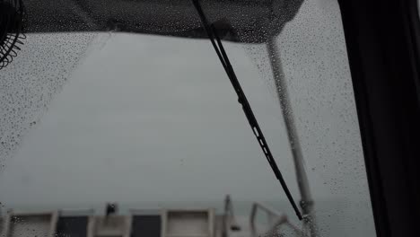 barco navegando a través de una fuerte tormenta