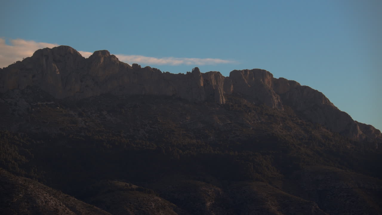 el amanecer de la montaña, el despertar del cielo.